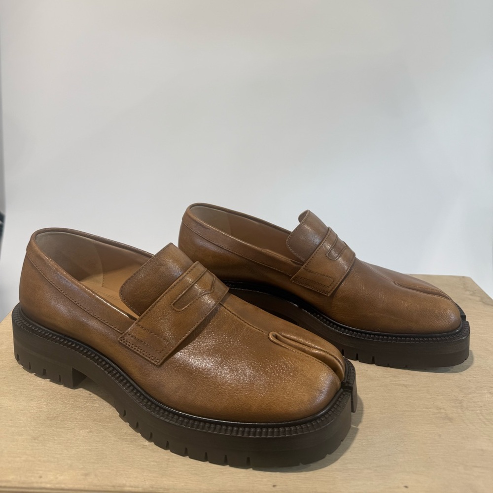 Maison Martin Margiela Women's Split-Toe Tabi Loafers in Brown Leather - Picture 3 of 8